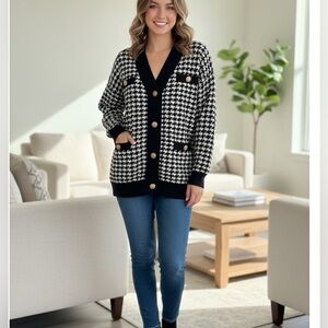 Cyrus Black and White Houndstooth Knit Cardigan Sweater. Pre-loved Size Small